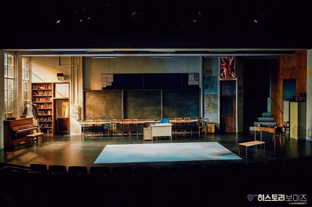 연극 <히스토리 보이즈>와 <어나더 컨트리>로 살피는 사회와 인간의 시차