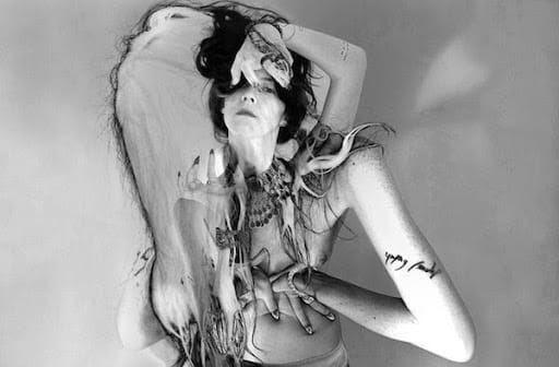 요하나 헤드바 : 우리는 모두 아픈 여자가 된다